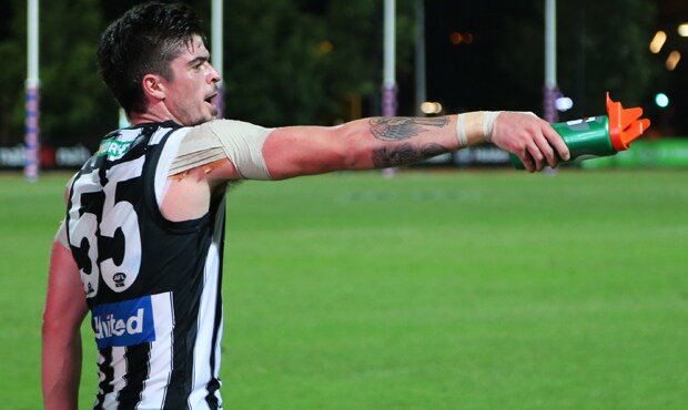 180316_pendlebury620.jpg Ryan Pendlebury calls the shots during a break on the boundary line on Friday night. Photo: Collingwood Media. - Collingwood,Collingwood Magpies,VFL